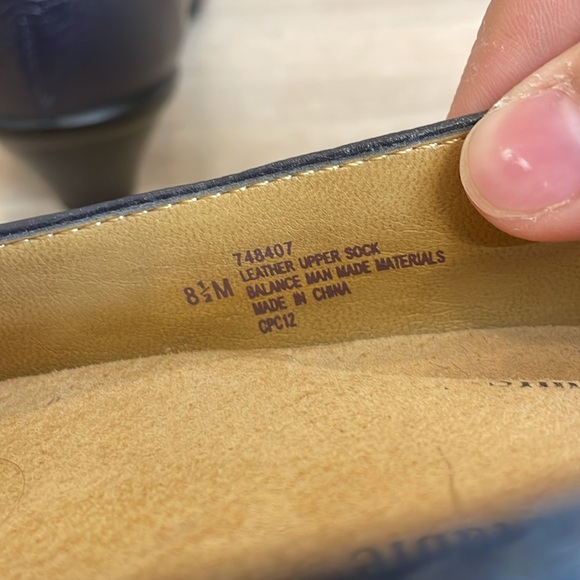 SOFTSPOTS NWOT Women’s Size 8.5 Navy Leather Low Heel Buckle Loafer Soft - Picture 8 of 12